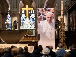 Frankreich: Darf die Trikolore für den Papst auf  halbmast wehen?